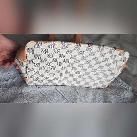 LV Hampstead Tote - Picture 7 of 17